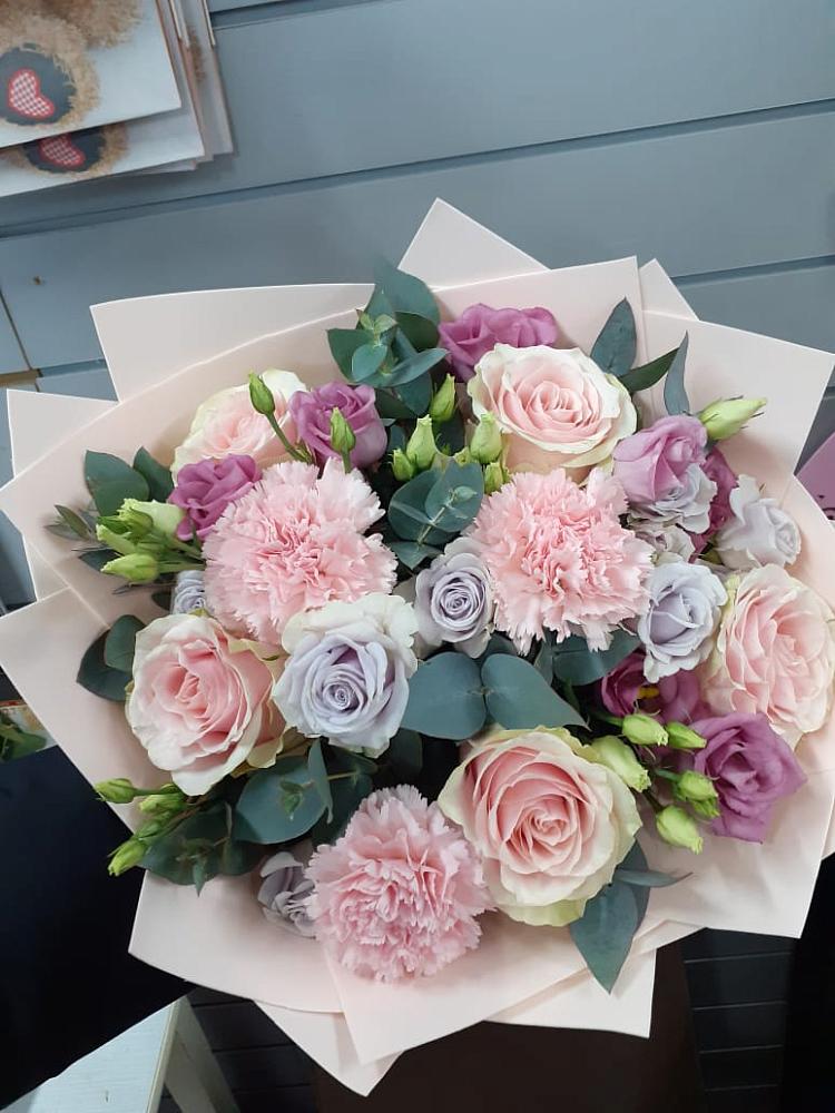 Букет цветов из: Розы, Гвоздики и Лизиантусы в Андреевское